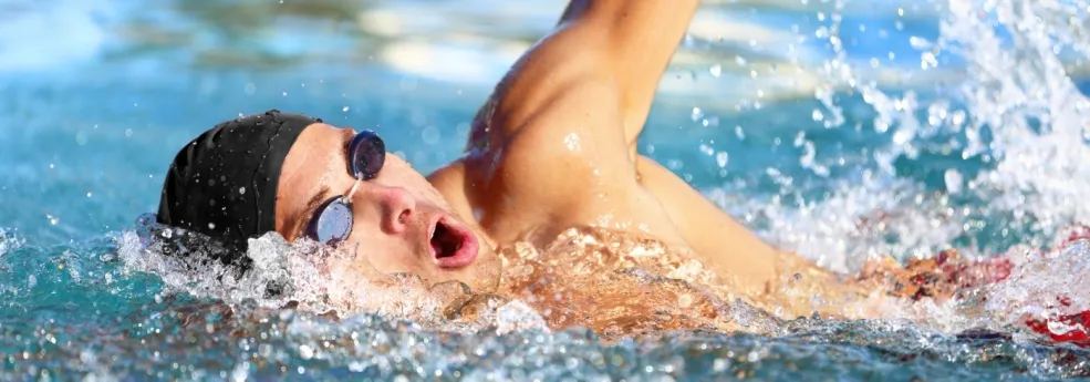 Diese sind enger und kürzer geschnitten als Badeshorts und ähneln eher Sportbadebekleidung.