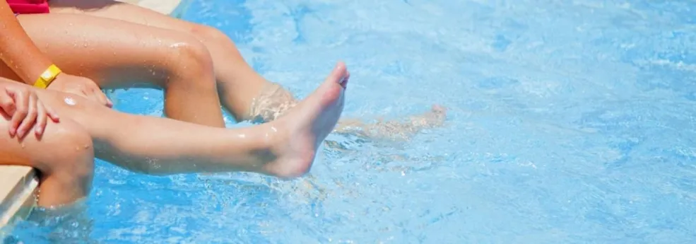 Badeanzüge und Badehosen für Kinder.